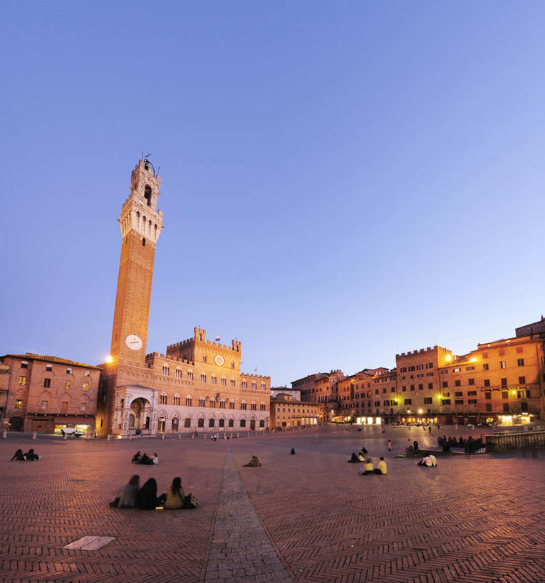 西方人,家,站,坐,竖图,室外,白天,正面,旅游,度假,名胜古迹,标志建筑,地标,建筑,路灯,照明,意大利,欧洲,欧洲人,阴影,服装,朦胧,模糊,遗迹,时间,光线,时钟,影子,房屋,屋子,公寓,灯光,许多人,计时,注视,休闲装,古迹,文物,娱乐,建设,古建筑,洋房,楼房,住宅,灯,衣服,蓝色,蓝天,天空,黄昏,钟表,天,观察,看,站着,一群人,享受,休闲,休闲服,表,旅游胜地,放松,服饰,晴朗,观看,照亮,察看,照明设备,托斯卡纳,关注,南欧,古文明,坎波广场,万里无云,意大利共和国,塔钟,曼贾塔钟楼,托斯卡纳大区,薄暮,男人,男性,年轻男性,年轻女性,女人,女性,白种人,钟,晴空,晴空万里,站立,坐着,彩图,全身,傍晚,房子