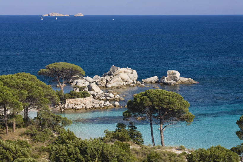 帆船,无人,横图,俯视,室外,白天,度假,海浪,海洋,石头,美景,树林,植物,城市风光,城市,船,法国,欧洲,阴影,光线,石子,影子,景观,浪花,娱乐,树,树木,蓝色,绿色,蓝天,天空,阳光,自然,海水,交通工具,天,享受,休闲,景色,放松,生长,晴朗,成长,载具,海景,沉积岩,万里无云,法兰西共和国,法兰西第五共和国,南科西嘉,南科西嘉省,水成岩,大海,风浪,海,海水的波动,近岸浪,石块,岩石,涌浪,晴空,晴空万里,彩图,高角度拍摄