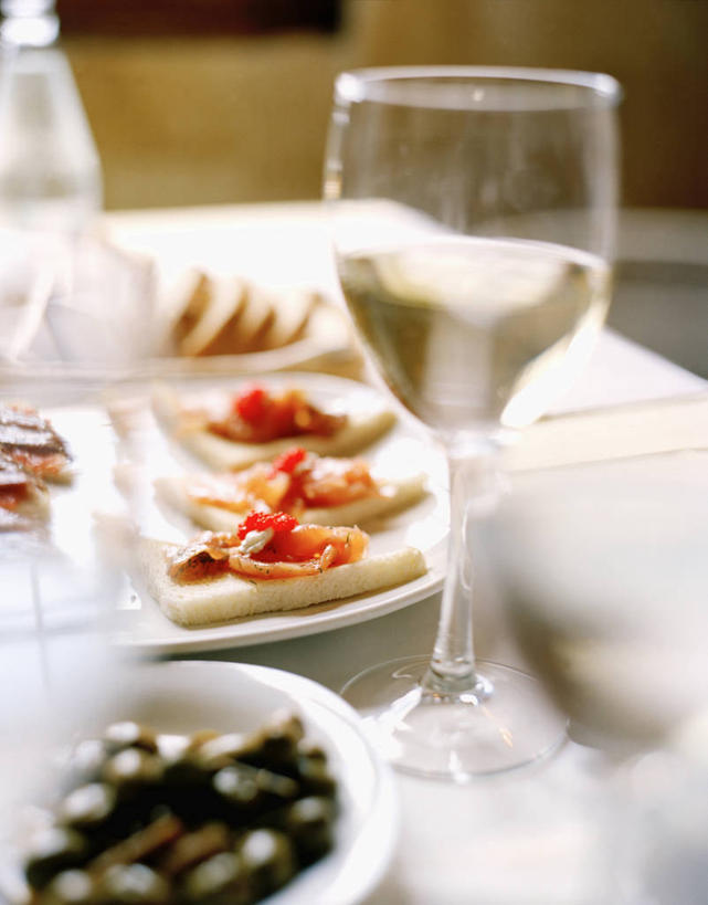 三文鱼,无人,竖图,俯视,室内,白天,度假,烹饪,西餐,美景,餐桌,桌子,城市风光,城市,鲑鱼,橄榄,杯子,餐具,一排,阴影,朦胧,模糊,整齐,光线,布料,碟子,高脚杯,盘,影子,景观,鱼卵,料理,食品,红酒杯,三份,鱼籽,布纹,娱乐,菜肴,美食,玻璃制品,桌布,食物,排列,阳光,盘子,餐巾,酒杯,碟,台布,享受,休闲,景色,放松,西式,佳肴,餐台,大马哈鱼,队列,撒蒙鱼,萨门鱼,冰海之皇,鲑,马哈鱼,麻哈鱼,大麻哈鱼,玻璃杯,青果,白榄,彩图,高角度拍摄