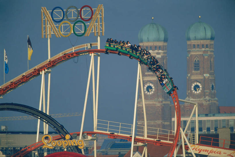 无人,游乐园,教堂,横图,彩色,室外,白天,正面,旅游,度假,游戏,美景,摆设,标志建筑,地标,建筑,游乐场,德国,欧洲,阴影,形状,节日,曲折,弯曲,光线,圆形,影子,景观,建筑群,玩,文化,娱乐,设备,建设,慕尼黑,过山车,蓝色,蓝天,天空,阳光,自然,天,祈祷,享受,休闲,健康,景色,放松,许愿,宗教,游乐设施,云霄飞车,蜿蜒,信仰,活动,纪念,五颜六色,祈求,色彩斑斓,西欧,发泄,消遣,智力,自然风光,五彩缤纷,装备,信念,奥运五环,德意志联邦共和国,首府,宣泄,五彩斑斓,巴伐利亚,巴伐利亚州,拜恩州,拜恩自由州,乐园,形态,外形,滑落,游艺设施,爬升,设置,倒转,五光十色,平安,玩耍,嬉戏,彩图,大教堂,礼拜堂