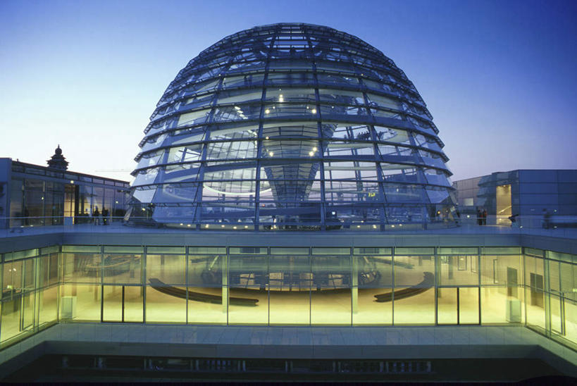 无人,横图,室外,白天,正面,旅游,度假,窗户,标志建筑,地标,建筑,德国,欧洲,阴影,光线,影子,灯光,娱乐,建设,玻璃窗,蓝色,蓝天,天空,黄昏,天,享受,休闲,旅游胜地,放松,晴朗,西欧,万里无云,德意志联邦共和国,薄暮,德国国会大厦,晴空,晴空万里,彩图,傍晚