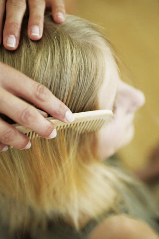 西方人,手,头发,两个人,理发师,竖图,俯视,室内,特写,白天,欧洲,欧洲人,握,阴影,朦胧,模糊,光线,影子,灯光,拿,梳子,拿着,日用品,手部,金色,握着,美发用品,年轻女性,女人,女性,白种人,发型师,理发员,美发师,半身,彩图,高角度拍摄