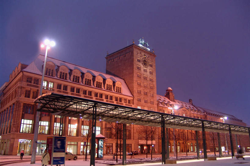 西方人,高楼大厦,站,横图,室外,夜晚,仰视,度假,美景,城市风光,标志建筑,城市,大厦,地标,建筑,路灯,摩天大楼,德国,欧洲,欧洲人,阴影,光线,影子,景观,灯光,许多人,娱乐,建设,蓝色,蓝天,天空,天,站着,一群人,享受,休闲,景色,放松,精致,优美,西欧,精美,德意志联邦共和国,精彩,精巧,萨克森州,萨克森自由州,男人,男性,女人,女性,中年男性,中年女性,白种人,站立,彩图,低角度拍摄,全身,大楼,高层建筑,高楼,摩天楼