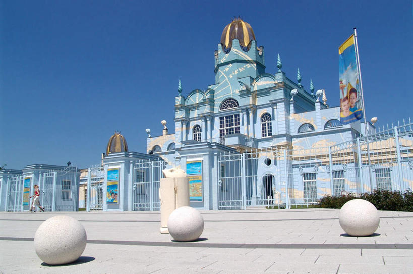 无人,游乐园,广场,横图,彩色,室外,白天,仰视,度假,纯洁,美景,城市风光,城市,游乐场,德国,阴影,光线,影子,景观,尖顶,娱乐,蓝色,蓝天,天空,阳光,天,享受,休闲,景色,放松,可爱,童年,童趣,精致,五颜六色,色彩斑斓,优美,西欧,五彩缤纷,精美,童真,烂漫,无邪,德意志联邦共和国,五彩斑斓,乐园,精彩,精巧,萨克森州,萨克森自由州,五光十色,天真,彩图,低角度拍摄