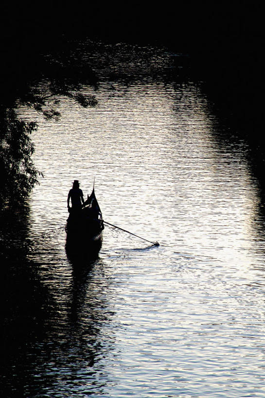 西方人,一个人,站,竖图,俯视,室外,白天,河流,水,植物,船,德国,欧洲,欧洲人,仅一个男性,仅一个人,一条,阴影,波纹,光线,船桨,影子,河水,水流,木船,涟漪,树,树木,仅一个年轻男性,绿色,倒影,水纹,阳光,自然,交通工具,波浪,站着,划,生长,成长,倒映,舟,西欧,自然风光,载具,德意志联邦共和国,水晕,反照,萨克森州,萨克森自由州,男人,男性,年轻男性,白种人,站立,彩图,高角度拍摄,全身