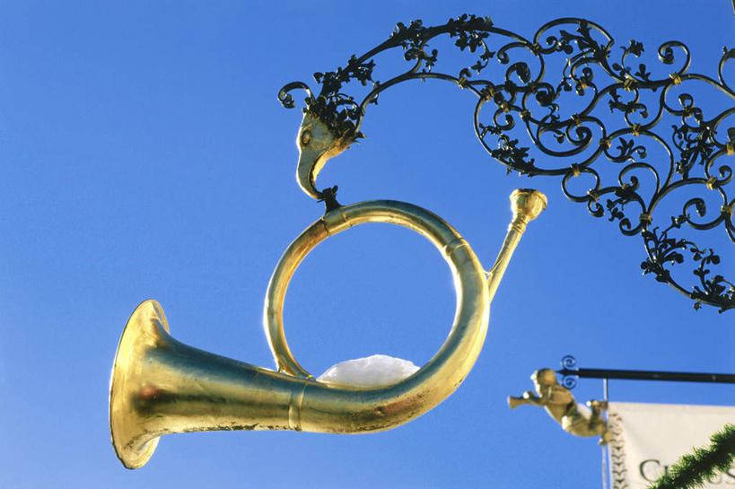 无人,横图,室外,白天,仰视,旅游,度假,金属制品,雕塑,德国,欧洲,吊挂,悬挂,阴影,艺术,装饰,光线,金属,雕刻,雕像,影子,乐器,铜管乐器,圆号,挂,娱乐,一个,蓝色,蓝天,天空,阳光,工艺品,天,享受,休闲,金色,放松,晴朗,单个,纪念,美术,法国号,富贵,西欧,主题,铜管,陈列,忠诚,万里无云,德意志联邦共和国,功能,美学,富丽,巴伐利亚,巴伐利亚州,拜恩州,拜恩自由州,名誉,荣华,晴空,晴空万里,彩图,低角度拍摄