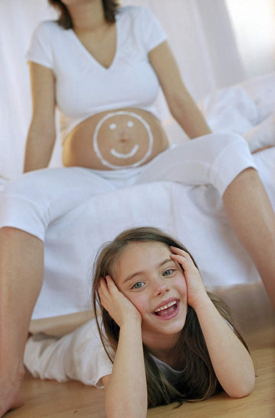 西方人,儿童,孕妇,两个人,家庭,母亲,女儿,坐,竖图,室内,白天,正面,纯洁,床,欧洲,欧洲人,阴影,光线,图案,影子,床单,注视,被子,小孩,白色,阳光,观察,看,趴着,温暖,温馨,母女,一家人,怀孕,可爱,母爱,童年,童趣,单人床,观看,和睦,察看,被单,待产,关注,童真,烂漫,无邪,妊娠,准妈妈,玩笑,天真,年轻女性,女孩,女人,女性,白种人,孩子,年轻人,肚子,产妇,趴,坐着,半身,彩图,融洽,女生