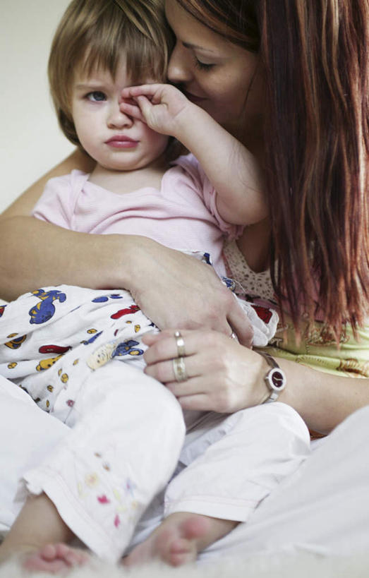 西方人,儿童,两个人,家庭,母亲,女儿,抱,竖图,室内,白天,正面,纯洁,沙发,欧洲,欧洲人,阴影,光线,影子,注视,小孩,阳光,观察,看,温暖,温馨,母女,一家人,可爱,母爱,童年,童趣,抱着,观看,和睦,察看,搂着,关注,揉眼,童真,烂漫,无邪,天真,年轻女性,女孩,女人,女性,白种人,孩子,年轻人,怀抱,搂,搂抱,相抱,拥抱,半身,彩图,融洽,女生,皮沙发