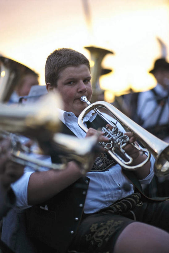 西方人,坐,竖图,室外,白天,正面,德国,欧洲,欧洲人,许多,阴影,光线,影子,大号,乐器,铜管乐器,许多人,吹奏,演奏,蓝色,蓝天,天空,阳光,天,一群人,西欧,铜管,德意志联邦共和国,巴伐利亚,巴伐利亚州,拜恩州,拜恩自由州,低音大号,男人,男性,年轻男性,白种人,坐着,半身,彩图