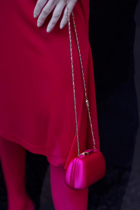 西方人,手,一个人,竖图,俯视,室内,白天,欧洲,欧洲人,仅一个年轻女性,仅一个女性,仅一个人,阴影,服装,光线,影子,粉红,拿,拿着,衣服,阳光,手部,服饰,衣着,穿着,试衣服,衣饰,年轻女性,女人,女性,白种人,半身,彩图,高角度拍摄