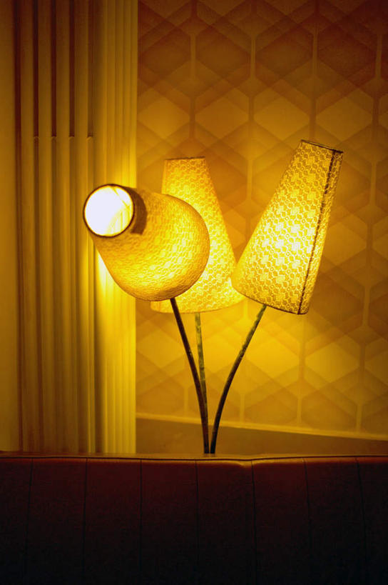 无人,竖图,室内,夜晚,正面,沙发,台灯,阴影,光线,影子,灯光,两个,精致,明亮,优美,精美,精彩,精巧,彩图,皮沙发