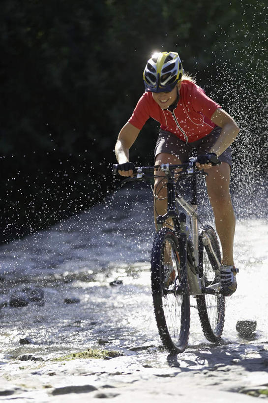 西方人,一个人,坐,竖图,室外,白天,正面,旅游,度假,河流,石头,水,帽子,欧洲,欧洲人,仅一个年轻女性,仅一个女性,仅一个人,阴影,飞溅,服装,溅,光线,石子,头盔,液体,影子,河水,水滴,水流,娱乐,水珠,衣服,小溪,阳光,安全帽,溪水,享受,休闲,放松,服饰,衣着,穿着,喷洒,骑行,衣饰,年轻女性,女人,女性,白种人,石块,岩石,坐着,彩图,全身