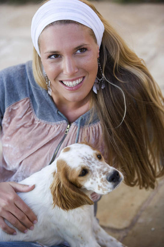 西方人,脸,头,脸颊,一个人,坐,抱,笑,微笑,露齿笑,竖图,室外,白天,正面,宠物,狗,欧洲,欧洲人,仅一个年轻女性,仅一个女性,仅一个人,阴影,服装,装饰,光线,影子,注视,休闲装,肩膀,一只,衣服,阳光,动物,发箍,发饰,饰品,观察,看,休闲,休闲服,可爱,服饰,头箍,抱着,观看,察看,搂着,关注,发卡,配饰,斯班尼犬,忠诚,年轻女性,女人,女性,白种人,头部,脸部,脸蛋,面部,犬,怀抱,搂,搂抱,相抱,拥抱,坐着,半身,彩图