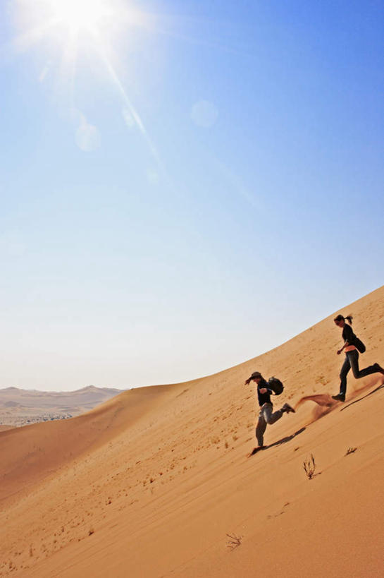 西方人,两个人,跑,竖图,室外,白天,侧面,锻炼,旅游,度假,运动,荒凉,美景,沙漠,太阳,欧洲,纳米比亚,欧洲人,一堆,阴影,堆叠,堆积,光线,影子,景观,云,云朵,荒漠,云彩,娱乐,蓝色,白云,蓝天,天空,阳光,自然,天,享受,休闲,景色,放松,堆,炎热,自然风光,荒原,纳米比亚共和国,酷热,燥热,冷落,体育,男人,男性,年轻男性,年轻女性,女人,女性,白种人,大漠,荒芜,砂漠,跑步,彩图,全身,健身