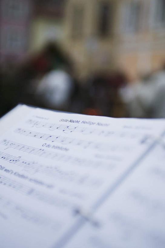 无人,竖图,俯视,室内,白天,书籍,德国,阴影,朦胧,模糊,光线,影子,乐谱,五线谱,音乐,阳光,节拍,西欧,音符,德意志联邦共和国,符头,符干,符尾,乐章,彩图,高角度拍摄