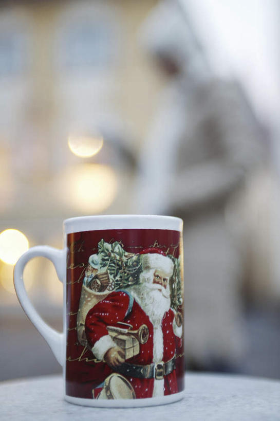 无人,竖图,室内,白天,正面,桌面,杯子,德国,圣诞老人,阴影,风俗,朦胧,模糊,民俗,光线,图案,影子,一个,阳光,水杯,精致,优美,西欧,精美,德意志联邦共和国,精彩,精巧,民风,习气,习惯,茶杯,彩图