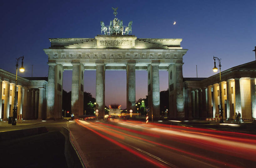 无人,横图,室外,夜晚,正面,度假,美景,城市风光,城市,道路,建筑,路,公路,德国,欧洲,阴影,光线,影子,景观,云,云朵,纪念碑,灯光,交通,首都,云彩,娱乐,柏林,蓝色,白云,蓝天,天空,天,享受,休闲,景色,放松,纪念,精致,留念,优美,西欧,怀念,精美,修建,德意志联邦共和国,修筑,精彩,精巧,记念,柏林州,勃兰登堡大门,马路,彩图