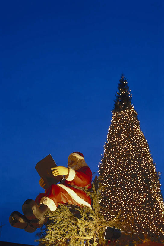 西方人,一个人,坐,竖图,室外,白天,仰视,日落,植物,礼盒,礼物,德国,欧洲,欧洲人,仅一个男性,仅一个人,仅一个中年男性,圣诞老人,阴影,光线,影子,纸盒,晚霞,霞光,落日,灯光,圣诞树,拿,拿着,盒子,树,树木,蓝色,绿色,蓝天,天空,阳光,黄昏,包装盒,礼品盒,天,彩霞,礼品,生长,成长,西欧,德意志联邦共和国,夕照,多特蒙德,男人,男性,中年男性,白种人,夕阳,坐着,彩图,低角度拍摄,全身,斜阳