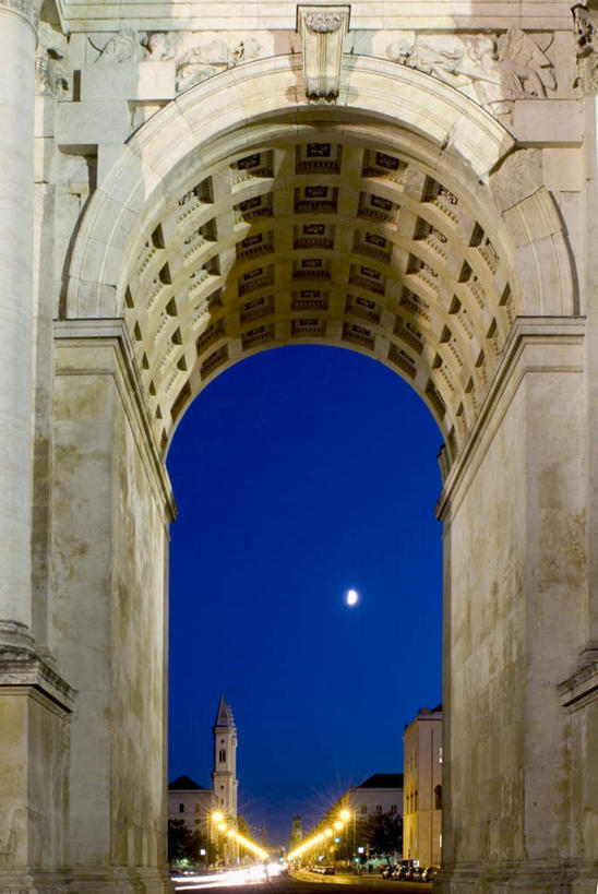 无人,竖图,室外,白天,仰视,度假,美景,城市风光,城市,建筑,德国,欧洲,阴影,光线,影子,景观,月亮,拱门,尖顶,月光,娱乐,蓝色,蓝天,天空,天,享受,休闲,景色,放松,精致,明亮,优美,西欧,精美,修建,德意志联邦共和国,皎洁,修筑,巴伐利亚,巴伐利亚州,拜恩州,拜恩自由州,精彩,精巧,彩图,低角度拍摄