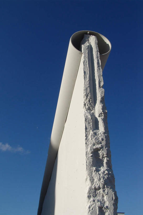 无人,竖图,室外,白天,仰视,德国,欧洲,一面,阴影,光线,影子,墙,云,云朵,首都,云彩,分开,柏林,柏林墙,墙壁,墙面,蓝色,白色,白云,蓝天,天空,阳光,天,隔断,隔离,西欧,间隔,德意志联邦共和国,断绝,隔开,屏蔽,屏绝,远离,中断,阻遏,阻隔,柏林州,彩图,低角度拍摄