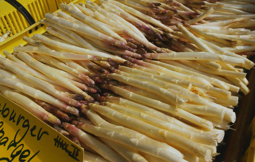 无人,横图,俯视,室内,白天,芦笋,一堆,许多,阴影,堆叠,堆积,光线,密集,影子,纸张,市场,买卖,货摊,黄色,阳光,自然,生意,堆,交易,业务,自然风光,鳞集,辘集,麋集,猪尾巴,药鸡豆子,石刁柏,蚂蚁杆,龙须菜,狼尾巴根,彩图,高角度拍摄