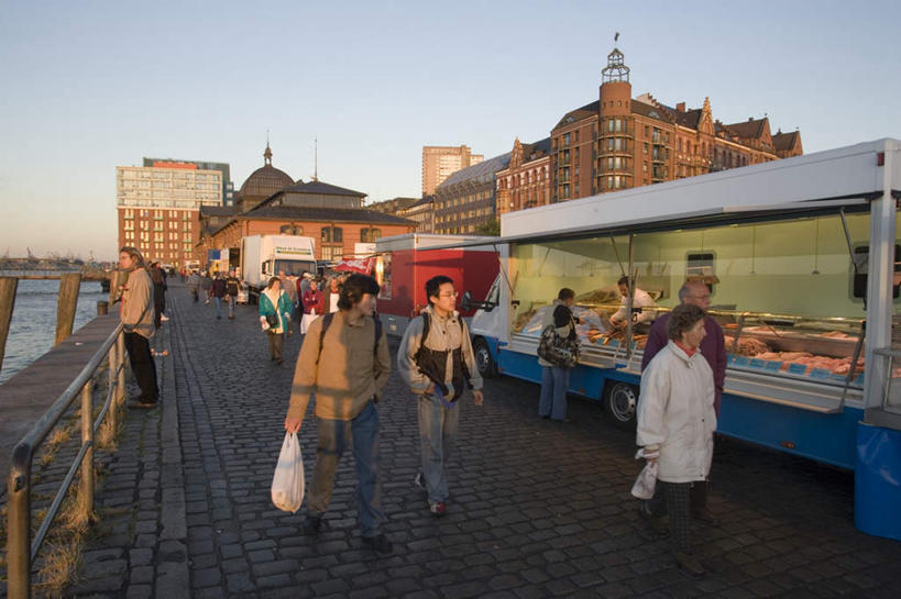 西方人,伙伴,朋友,站,横图,室外,白天,正面,度假,友谊,湖,湖泊,美景,水,城市风光,城市,大桥,卡车,立交桥,桥梁,德国,欧洲,欧洲人,波纹,服装,湖面,景观,水流,水面,高架,斜拉桥,桥,汉堡,涟漪,许多人,拎,休闲装,娱乐,衣服,蓝色,蓝天,水纹,天空,交通工具,波浪,湖水,天,站着,一群人,享受,休闲,休闲服,景色,放松,服饰,集装箱车,晴朗,货车,买,西欧,载具,货运车,万里无云,德意志联邦共和国,水晕,汉堡市,友情,男人,男性,年轻男性,年轻女性,女人,女性,白种人,晴空,晴空万里,载重汽车,站立,彩图,全身,海港,拎着