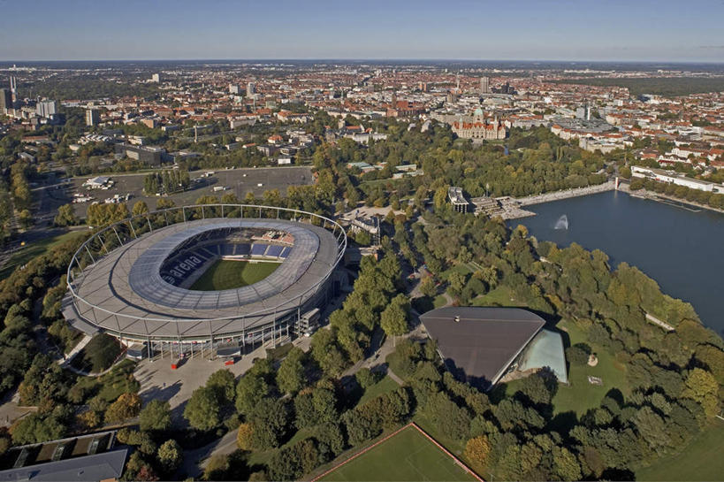 无人,体育馆,运动场,横图,俯视,航拍,室外,白天,度假,草地,草坪,河流,美景,树林,水,植物,城市风光,城市,德国,欧洲,许多,阴影,光线,影子,房屋,屋子,河水,景观,水流,娱乐,体育场,楼房,草,树,树木,排列,蓝色,绿色,蓝天,天空,阳光,自然,天,享受,休闲,景色,放松,生长,晴朗,成长,西欧,鸟瞰,队列,万里无云,德意志联邦共和国,首府,运动馆,下萨克森州,下萨克森,汉诺威,下萨克森体育场,晴空,晴空万里,彩图,高角度拍摄,房子