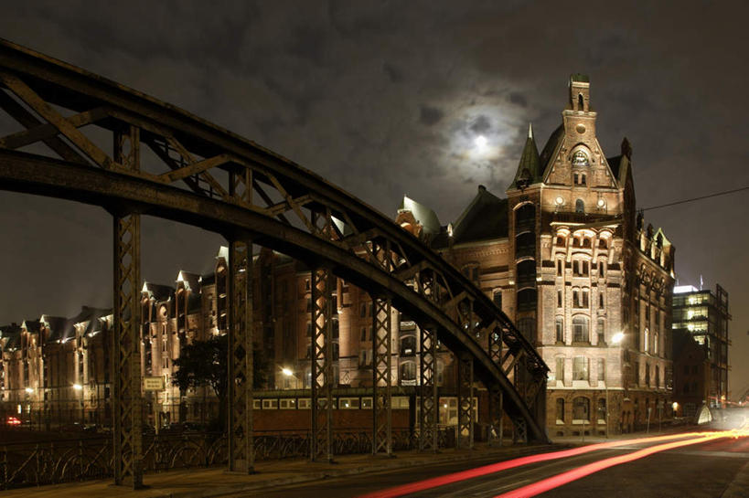 无人,家,横图,室外,夜晚,正面,度假,美景,城市风光,城市,大桥,道路,立交桥,路,桥梁,公路,德国,欧洲,阴影,光线,影子,房屋,屋子,景观,月亮,云,云朵,高架,斜拉桥,桥,汉堡,交通,月光,云彩,娱乐,楼房,住宅,白云,天空,天,享受,休闲,景色,放松,精致,明亮,优美,西欧,精美,德意志联邦共和国,皎洁,精彩,精巧,汉堡市,马路,彩图,房子,海港