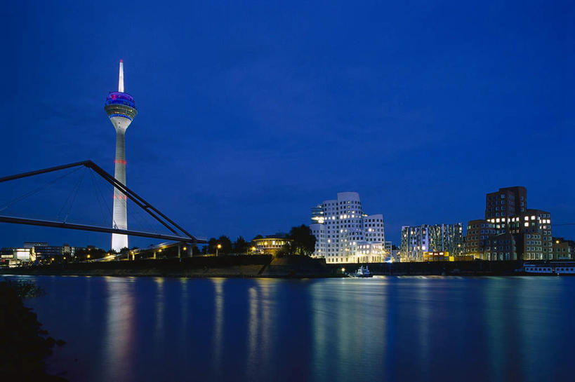 无人,高楼大厦,横图,室外,白天,正面,度假,河流,美景,水,城市风光,标志建筑,城市,大桥,大厦,地标,建筑,立交桥,摩天大楼,桥梁,德国,欧洲,一座,阴影,光线,影子,河水,景观,水流,高架,斜拉桥,桥,灯光,娱乐,建设,蓝色,倒影,蓝天,天空,天,享受,休闲,景色,放松,倒映,西欧,德意志联邦共和国,通信塔,反照,彩图,大楼,高层建筑,高楼,摩天楼