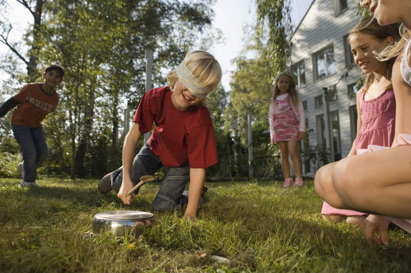 西方人,儿童,家,站,坐,横图,室外,白天,正面,T恤衫,烹饪,游戏,纯洁,草地,草坪,森林,树林,植物,厨具,金属制品,欧洲,欧洲人,一块,遮住,阴影,服装,光线,金属,布,锤子,锅子,影子,勺子,房屋,屋子,云,云朵,许多人,敲,玩,T恤,云彩,注视,休闲装,娱乐,锅,楼房,住宅,草,树,树木,两个,小孩,衣服,蓝色,绿色,白云,蓝天,天空,阳光,自然,调羹,汤匙,天,观察,看,站着,一群人,休闲,休闲服,可爱,童年,童趣,服饰,生长,成长,锅具,观看,活动,察看,发泄,关注,消遣,智力,自然风光,童真,烂漫,无邪,烹饪用具,宣泄,天真,男孩,男人,男性,女孩,女人,女性,白种人,烹调用具,烹调,玩耍,嬉戏,站立,坐着,半身,彩图,房子,男生,女生