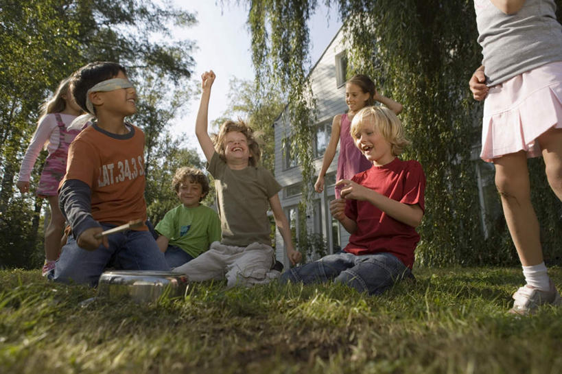 西方人,儿童,家,站,坐,横图,室外,白天,正面,T恤衫,烹饪,游戏,纯洁,草地,草坪,森林,树林,植物,厨具,金属制品,欧洲,欧洲人,一块,遮住,阴影,服装,光线,金属,布,锤子,锅子,影子,勺子,房屋,屋子,云,云朵,许多人,敲,玩,T恤,云彩,注视,休闲装,娱乐,锅,楼房,住宅,草,树,树木,两个,小孩,衣服,蓝色,绿色,白云,蓝天,天空,阳光,自然,调羹,汤匙,天,观察,看,站着,一群人,休闲,休闲服,可爱,童年,童趣,服饰,生长,成长,锅具,观看,活动,察看,发泄,关注,消遣,智力,自然风光,童真,烂漫,无邪,烹饪用具,宣泄,天真,男孩,男人,男性,女孩,女人,女性,白种人,烹调用具,烹调,玩耍,嬉戏,站立,坐着,半身,彩图,房子,男生,女生