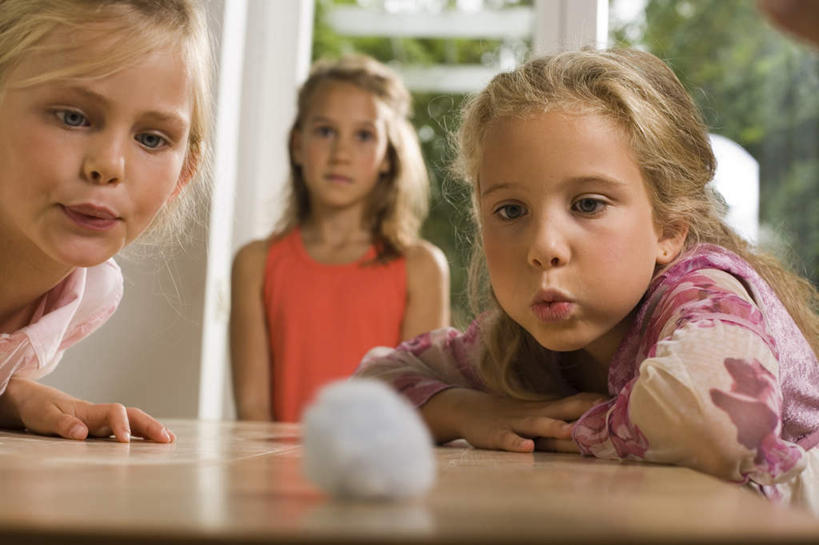 西方人,儿童,三个人,站,坐,横图,室内,特写,白天,正面,T恤衫,游戏,纯洁,农作物,窗户,桌面,叶子,椅子,欧洲,欧洲人,一团,阴影,服装,柔软,光线,影子,棉花,绿叶,玩,T恤,注视,休闲装,娱乐,玻璃窗,纺织,小孩,衣服,白色,灰色,阳光,自然,吹,观察,看,站着,休闲,健康,温暖,休闲服,嫩叶,可爱,童年,童趣,服饰,观看,活动,纤维,察看,发泄,关注,消遣,智力,自然风光,童真,烂漫,无邪,宣泄,柔和,暖和,天真,女孩,女人,女性,白种人,叶,叶片,玩耍,嬉戏,站立,坐着,半身,彩图,女生