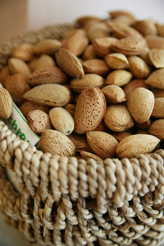 无人,竖图,俯视,室内,特写,白天,袋子,意大利,欧洲,一堆,许多,阴影,堆叠,堆积,朦胧,模糊,光线,密集,标签,影子,坚果,果实,黑色,阳光,干果,堆,南欧,意大利共和国,鳞集,辘集,麋集,彩图,高角度拍摄