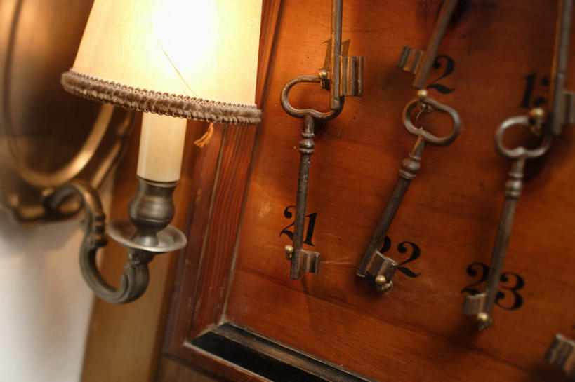 无人,横图,俯视,室内,特写,白天,安全,台灯,奥地利,欧洲,阴影,光线,影子,灯光,防护,钥匙,三把,吊,保护,开启,封闭,保险,私密,中欧,首府,萨尔斯堡,保全,周全,安稳,安定,防盗,奥地利共和国,萨尔茨堡,萨尔茨堡州,平安,彩图,高角度拍摄