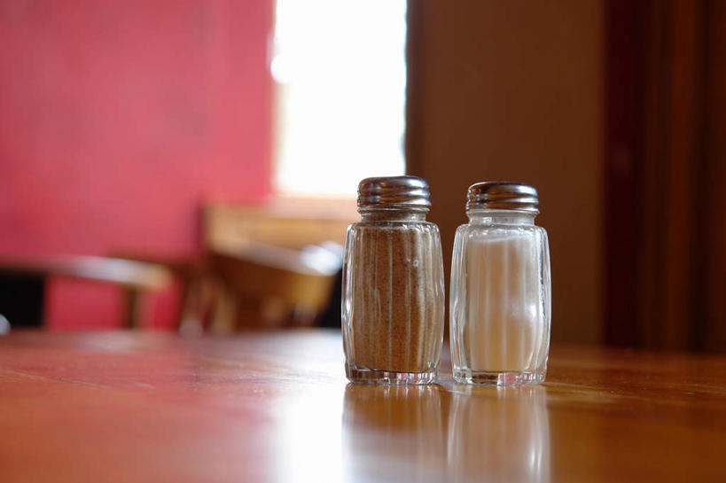 无人,家,横图,室内,特写,白天,正面,窗户,桌面,桌子,椅子,两瓶,阴影,光线,影子,房屋,屋子,调味,香料,佐料,楼房,玻璃窗,住宅,阳光,配料,作料,彩图,房子