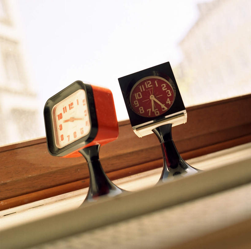 无人,横图,室内,特写,白天,仰视,窗户,桌面,静物,闹钟,阴影,时间,光线,时钟,影子,计时,玻璃窗,两个,阳光,钟表,表,钟,彩图,低角度拍摄