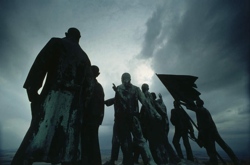 西方人,无人,站,横图,室外,白天,仰视,旗帜,雕塑,德国,欧洲,欧洲人,一面,阴影,艺术,装饰,光线,雕刻,雕像,影子,云,云朵,许多人,云彩,旗子,蓝色,白云,蓝天,天空,阳光,工艺品,天,站着,一群人,纪念,美术,西欧,主题,陈列,德意志联邦共和国,功能,美学,旌旗,旗号,伟人,巨人,男人,男性,中年男性,白种人,站立,半身,彩图,低角度拍摄