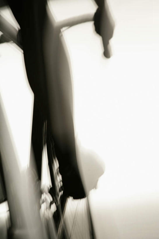 西方人,脚,一个人,坐,竖图,室内,特写,白天,白色背景,锻炼,运动,自行车,欧洲,欧洲人,仅一个男性,仅一个人,背光,踩,车,脚踏车,仅一个年轻男性,背面,交通工具,摄影,影棚,载具,踏,逆光,忍耐,体育,男人,男性,年轻男性,白种人,坐着,半身,彩图,影棚拍摄,健身,拍摄