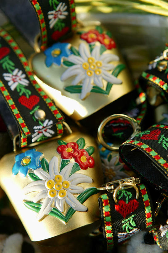 无人,竖图,俯视,室内,特写,白天,民族服装,阴影,花纹,丰富,光线,影子,文化,阳光,纪念品,首饰,色彩,纪念,留念,文明,斑纹,怀念,金饰,记念,牛铃,彩图,高角度拍摄,传统服装,民俗服