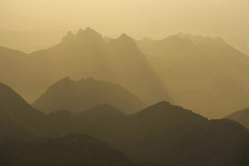 无人,横图,俯视,航拍,室外,白天,旅游,度假,日出,山,山脉,太阳,雾,朦胧,模糊,高大,山峰,朝霞,晨曦,黎明,山峦,宏伟,娱乐,阳光,群山,享受,休闲,放松,迷雾,雄伟,鸟瞰,剪影,朝阳,大雾,彩图,高角度拍摄,破晓