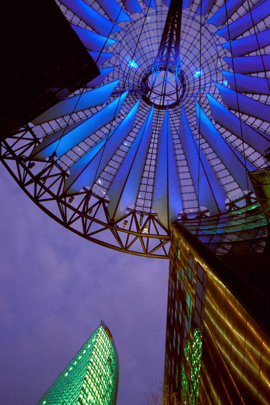 无人,高楼大厦,竖图,室外,夜晚,仰视,度假,美景,城市风光,城市,大厦,建筑,摩天大楼,德国,欧洲,阴影,光线,影子,屋顶,景观,灯光,首都,顶棚,娱乐,建设,柏林,波茨坦广场,享受,休闲,景色,放松,西欧,德意志联邦共和国,柏林州,彩图,低角度拍摄,大楼,高层建筑,高楼,摩天楼