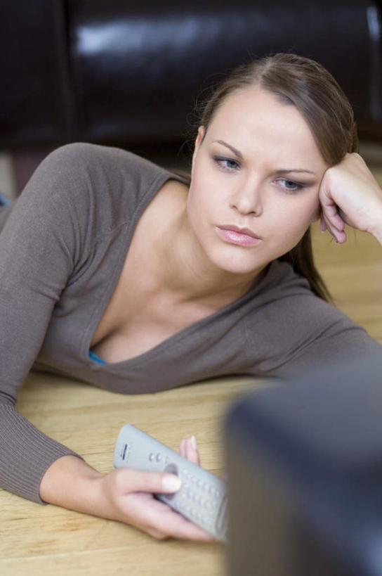 西方人,手,头发,一个人,竖图,室内,白天,正面,毛衣,度假,懒惰,职员,地板,电视,欧洲,欧洲人,仅一个年轻女性,仅一个女性,仅一个人,撑,握,棕色,地面,拿,拿着,注视,娱乐,木地板,遥控器,观察,看,趴着,享受,休闲,手部,放松,专注,握着,观看,察看,撑着,关注,彩电,彩色电视机,显像管屏,显像管屏幕,懈怠,怠惰,懒散,年轻女性,女人,女性,白种人,白领,商人,上班族,电视机,趴,半身,彩图,绒衣,套衫,套头毛衣,线衣,白领阶层,办公室职员