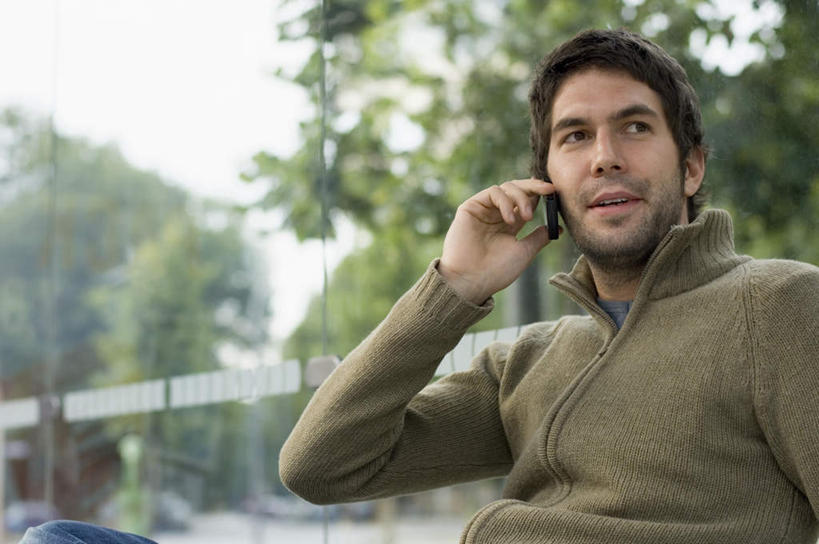 西方人,一个人,坐,打电话,横图,室外,特写,白天,正面,植物,手机,欧洲,欧洲人,仅一个男性,仅一个人,阴影,朦胧,模糊,光线,影子,注视,树,树木,仅一个年轻男性,蓝色,绿色,蓝天,天空,阳光,自然,天,观察,看,生长,成长,观看,羊毛衫,察看,关注,自然风光,男人,男性,年轻男性,白种人,坐着,半身,彩图