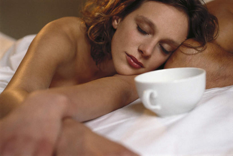 西方人,两个人,睡,横图,室内,特写,白天,正面,爱情,床,杯子,欧洲,欧洲人,阴影,光线,瓷器,影子,双人床,床单,咖啡杯,陶瓷制品,浪漫,被子,一个,白色,阳光,趴着,温暖,温馨,恩爱,恋人,和睦,被单,瓷杯,男人,男性,年轻男性,年轻女性,女人,女性,白种人,情侣,困,困觉,趴,寝息,睡觉,半身,彩图,伴侣,融洽