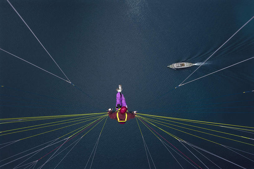 西方人,一个人,跳,横图,俯视,室外,白天,旅游,度假,湖,湖泊,美景,水,船,降落伞,瑞士,欧洲,欧洲人,仅一个男性,仅一个人,仅一个中年男性,一艘,阴影,光线,影子,湖面,景观,水流,水面,游艇,半空,着陆,娱乐,一个,阳光,自然,交通工具,湖水,享受,休闲,景色,放松,登陆,自然风光,载具,下降,降落,中欧,瑞士联邦,航空工具,减速器,男人,男性,中年男性,白种人,跳跃,彩图,高角度拍摄,全身