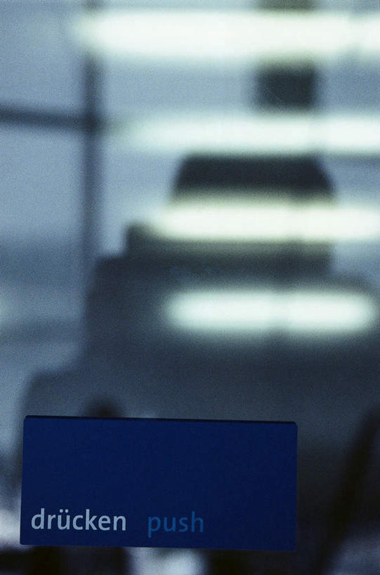 无人,办公室,竖图,室内,特写,白天,正面,玻璃,阴影,反射,光线,影子,灯光,玻璃制品,阳光,一封,信函,彩图