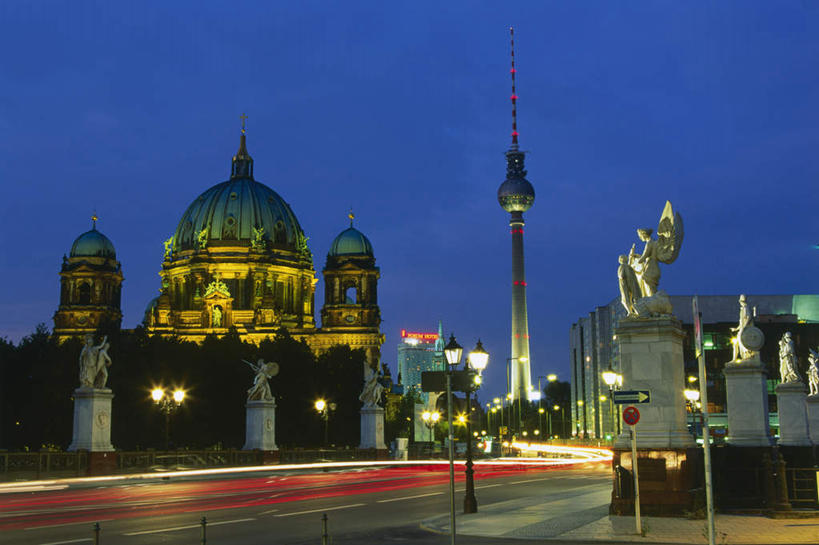 无人,教堂,横图,室外,夜晚,仰视,度假,美景,城市风光,城市,道路,路,路灯,公路,德国,欧洲,阴影,节日,光线,影子,景观,灯光,交通,首都,文化,娱乐,柏林,柏林大教堂,蓝色,蓝天,天空,天,祈祷,享受,休闲,健康,景色,放松,许愿,宗教,信仰,纪念,祈求,基督,基督教,西欧,天主教,耶稣,电视塔,信念,德意志联邦共和国,救世主,基利斯督,弥赛亚,默西亚,柏林州,平安,马路,彩图,低角度拍摄,大教堂,礼拜堂