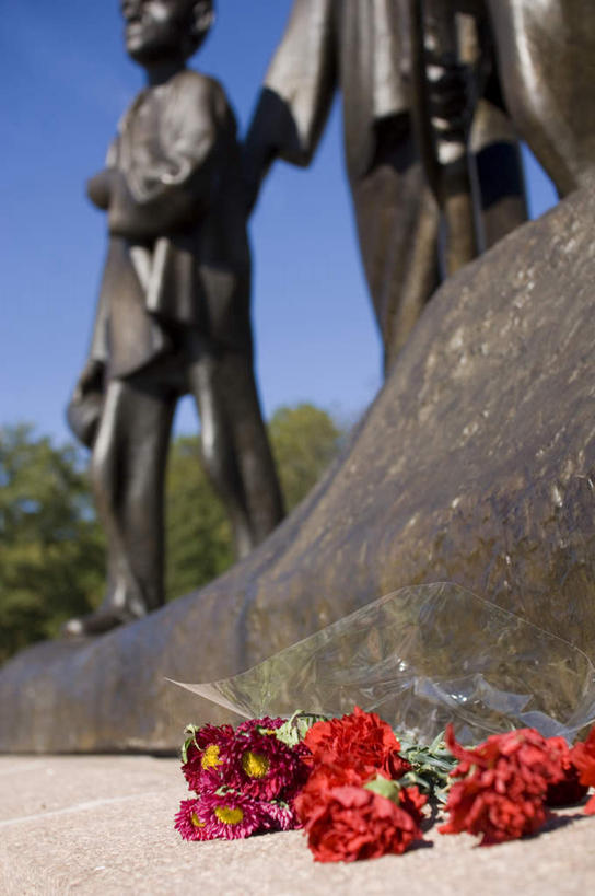 无人,竖图,室外,特写,白天,仰视,旅游,度假,植物,标志建筑,城市,地标,建筑,雕塑,德国,欧洲,阴影,艺术,装饰,盛开,光线,雕刻,雕像,影子,花蕾,娱乐,建设,花,花瓣,花朵,鲜花,树,树木,蓝色,绿色,蓝天,天空,阳光,自然,工艺品,天,花苞,花蕊,享受,休闲,旅游胜地,放松,生长,晴朗,成长,纪念,留念,美术,西欧,主题,怀念,陈列,万里无云,德意志联邦共和国,功能,美学,记念,图林根,魏玛,晴空,晴空万里,彩图,低角度拍摄,图林根州