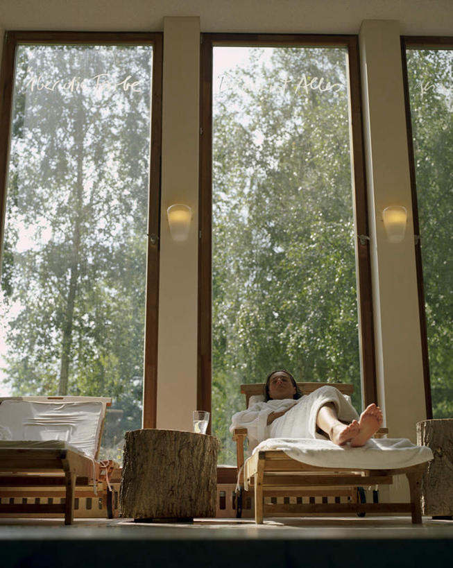 西方人,一个人,躺,闭眼,睡,竖图,室内,白天,正面,浴袍,植物,窗户,杯子,椅子,欧洲,欧洲人,仅一个女性,仅一个人,阴影,光线,纺织物,影子,躺椅,玻璃窗,玻璃制品,树,树木,绿色,阳光,自然,水杯,毛巾,清洁,仅一个中年女性,生长,成长,保暖,沙滩椅,透气,防水,储水,耐磨,吸水,卧着,女人,女性,中年女性,白种人,玻璃杯,闭眼睛,闭着眼,闭着眼睛,困,困觉,寝息,睡觉,躺着,卧,彩图,全身,汤帷子,浴衣