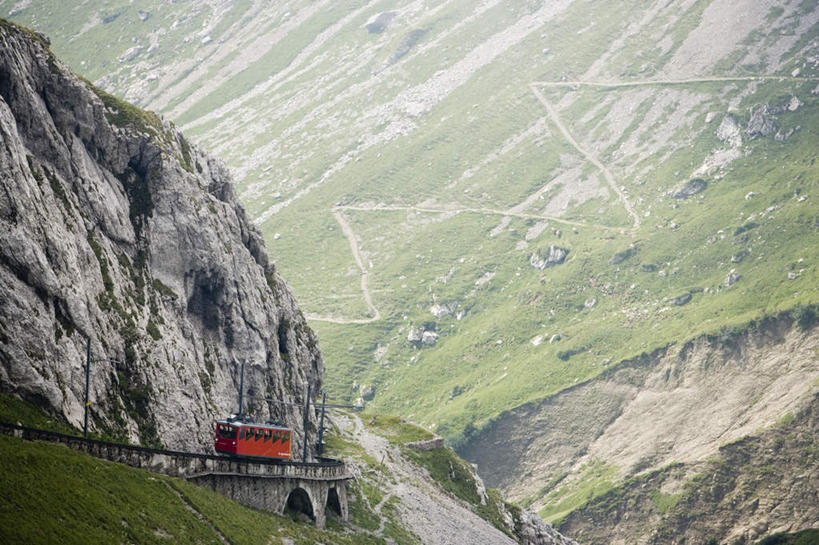 无人,横图,室外,白天,正面,旅游,度假,草地,草坪,石头,美景,山,山脉,植物,路,铁路,火车,瑞士,欧洲,阴影,堆积,光线,石子,影子,景观,山峰,轨道,交通,铁轨,山峦,娱乐,车,草,绿色,阳光,自然,交通工具,群山,享受,休闲,景色,放松,运输,风化,自然风光,载具,中欧,卢塞恩,瑞士联邦,琉森州,卢塞恩州,琉森,风蚀,石化,风蚀地貌,岩石层,石块,岩石,彩图